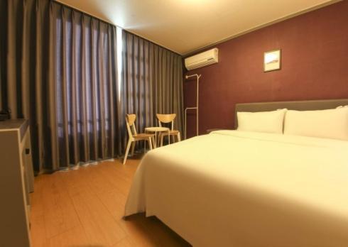 Lighthouse Beach Motel Сокчхо Экстерьер фото